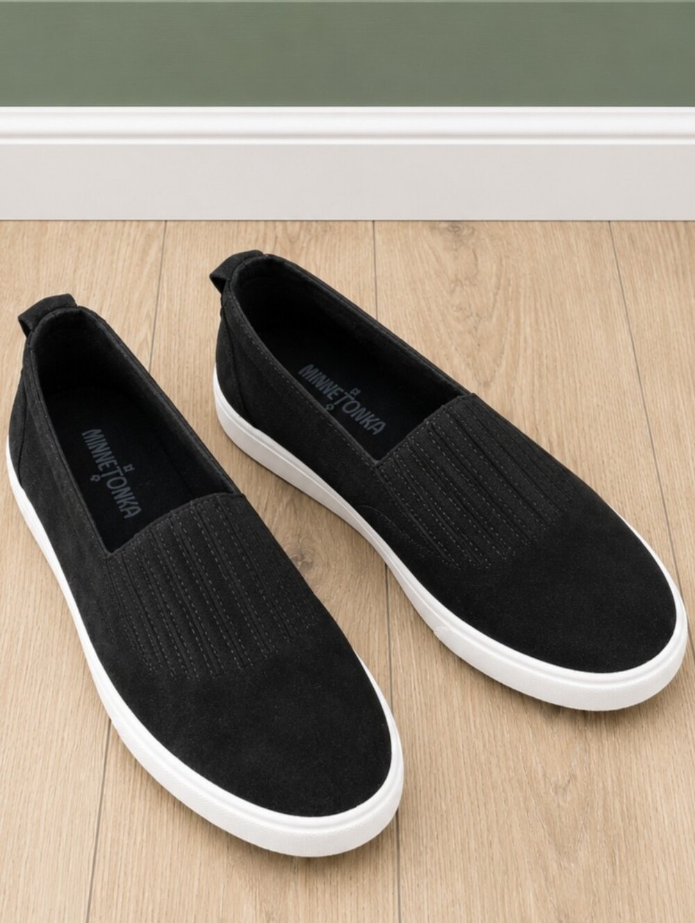 MINNETONKA GABI BLACK LEATHER SLIP-ON Size 8